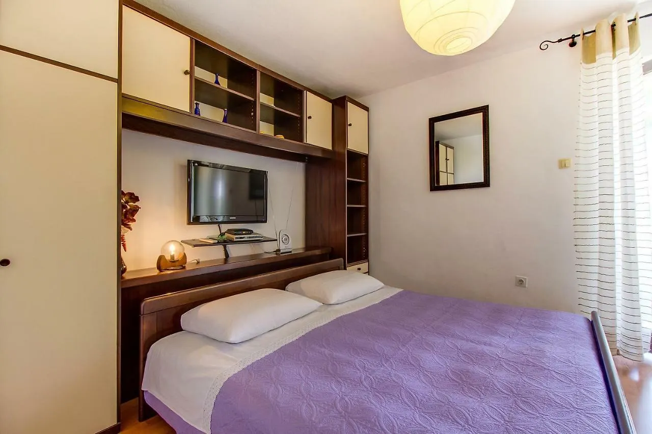 Apartments Anica مالي لوشينغْ